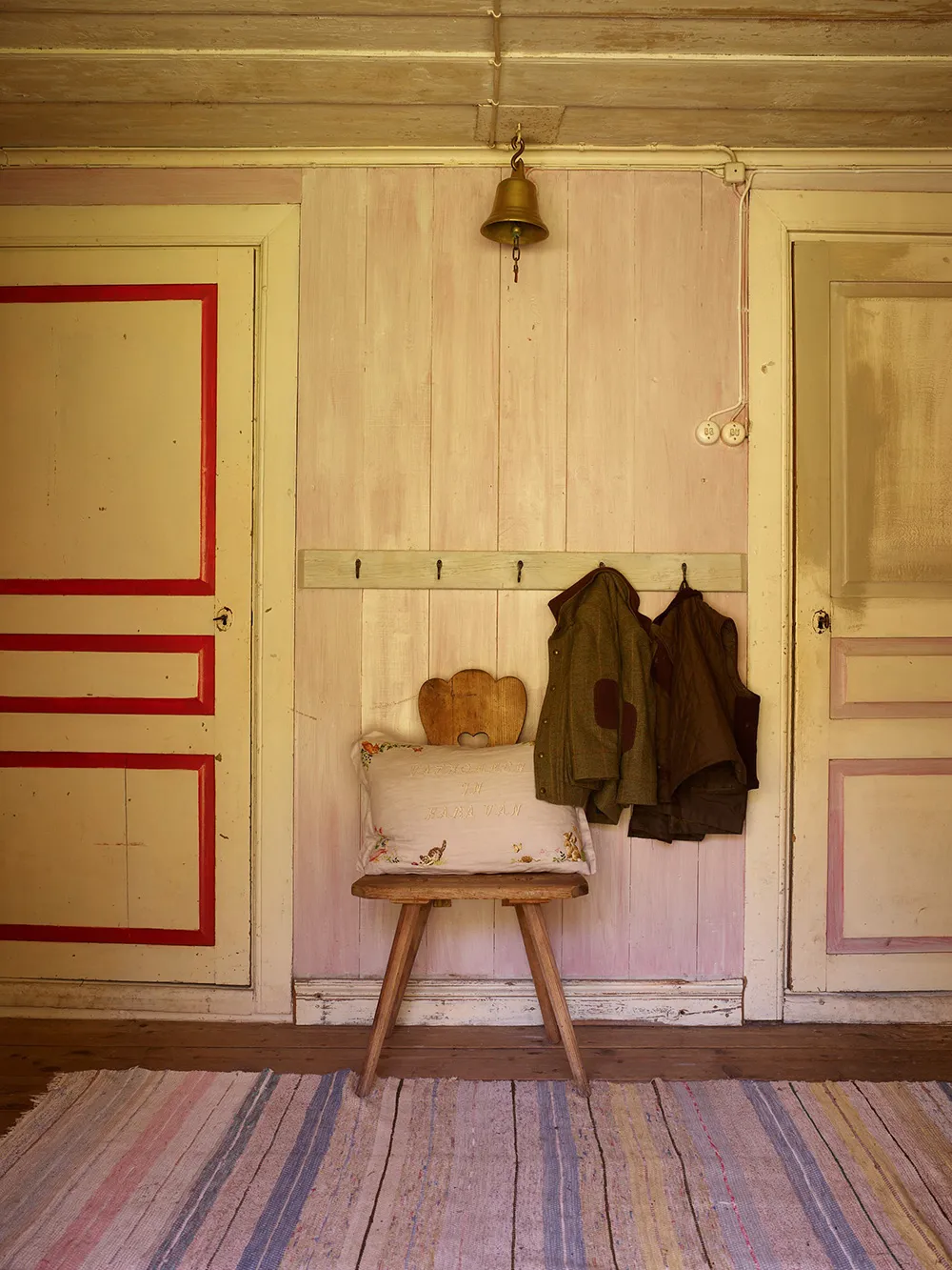 Kleine schwedische Sommerhütte des 18. Jahrhunderts am Waldrand in Schweden - Gallery image 20