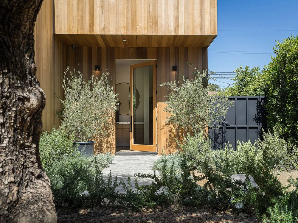 Уютная простота в дизайне современного дома с бассейном в Калифорнии - Gallery image 4