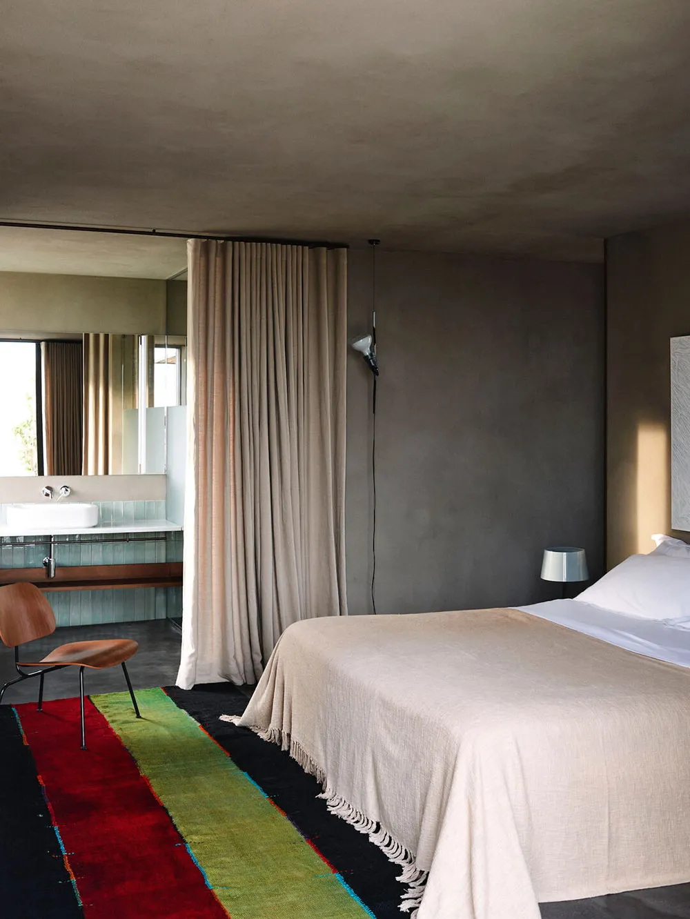 Яркая плитка и стильный дизайн: курортная вилла с бассейном на Сицилии - Gallery image 16