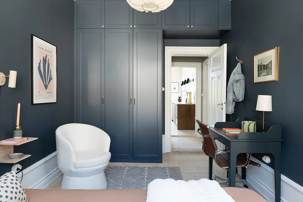 Toro antiguo y sofá manchado: apartamento sueco con decoración ecléctica - Gallery image 12