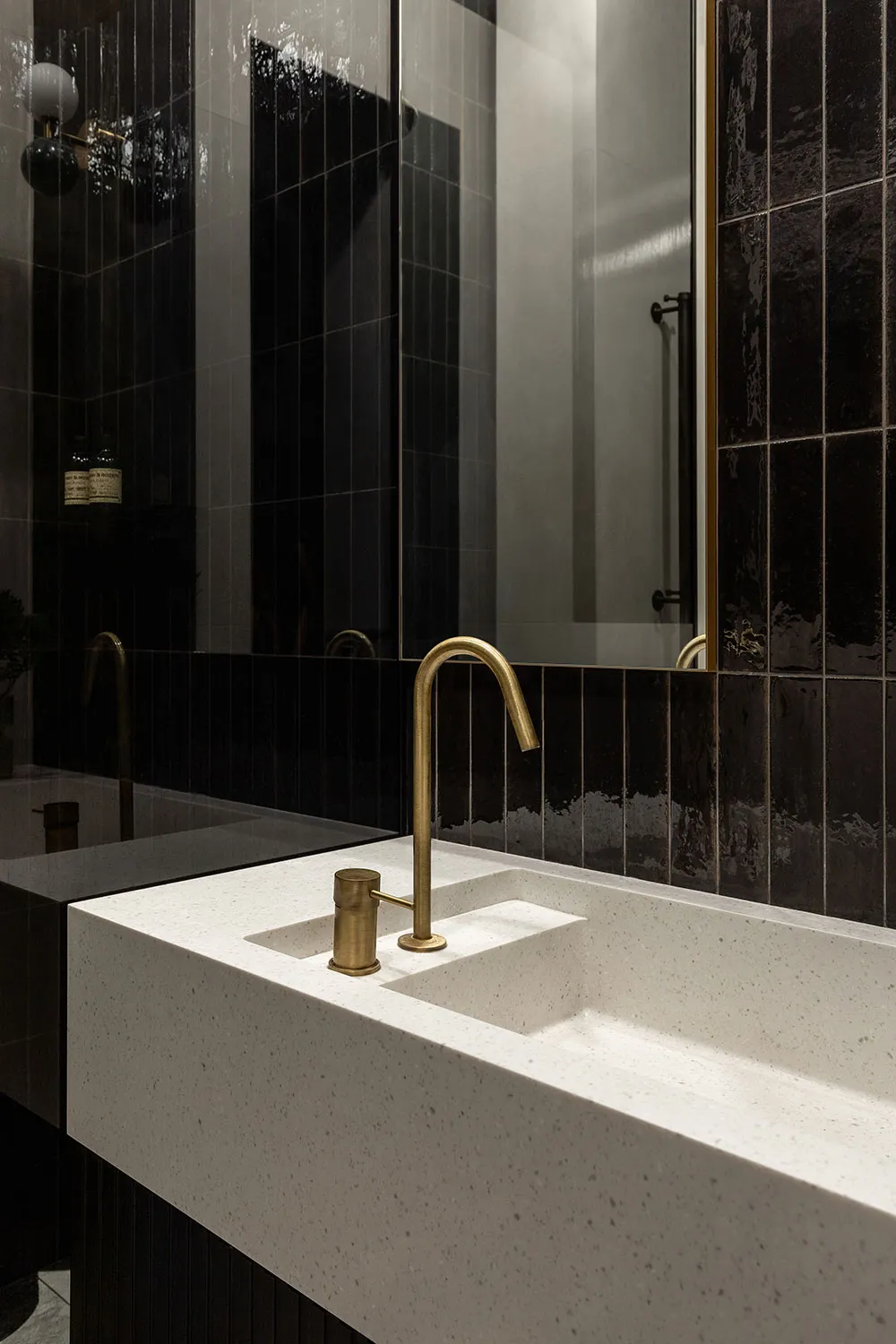 Schwarze Akzente und skandinavische Möbel: Stilvolle Wohnung in Kiew - Gallery image 30