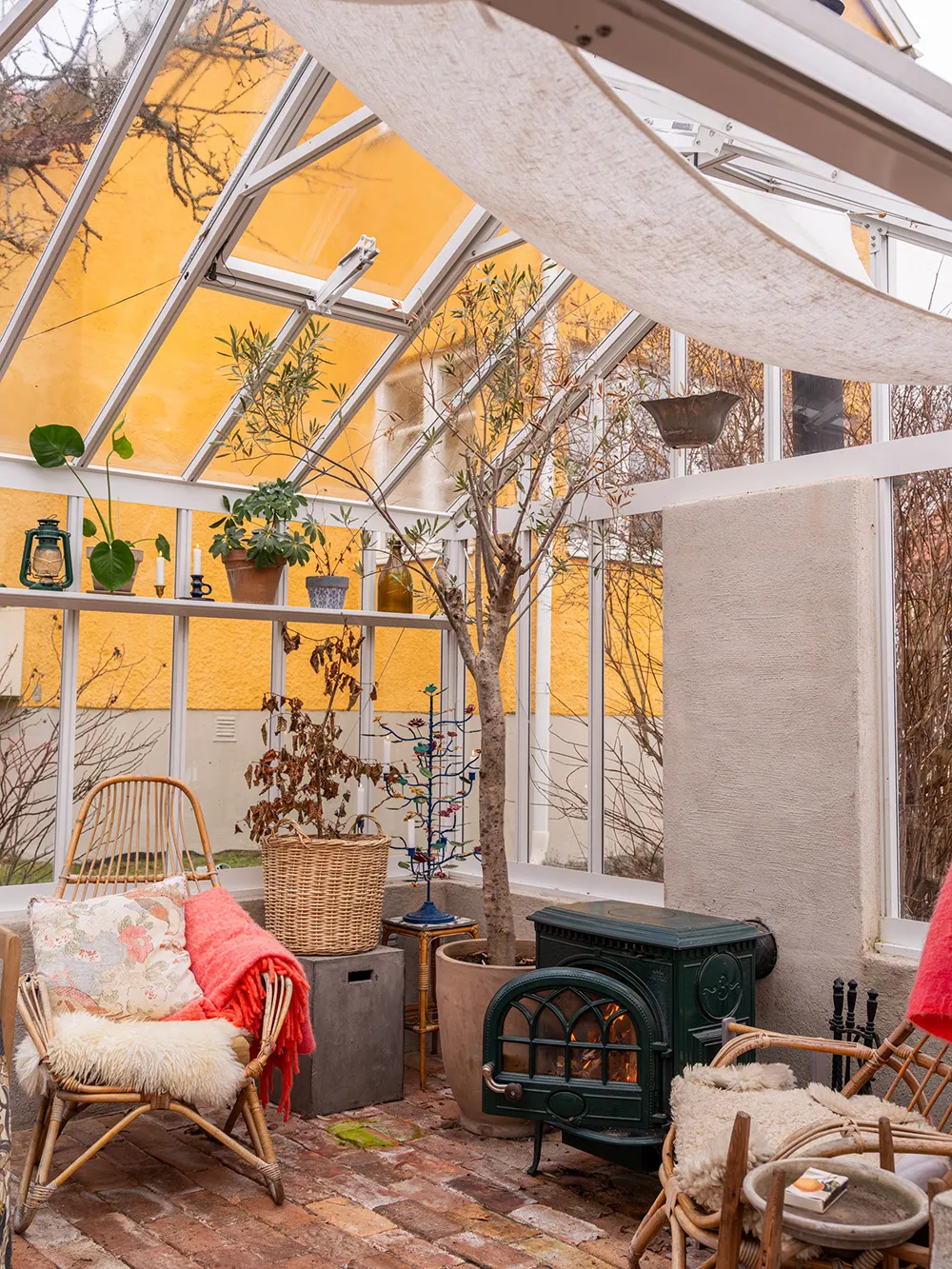 Красиві відтінки в інтер’єрах та зимовий сад: незвичайна дача в Швеції - Gallery image 41