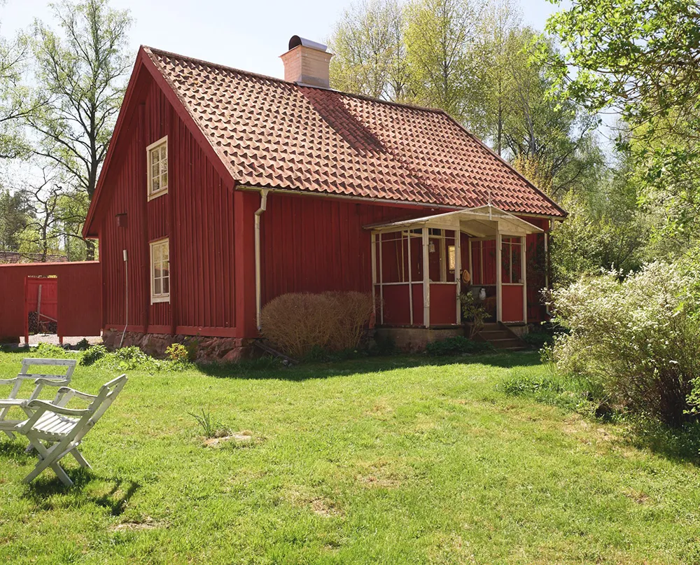 Kleine schwedische Sommerhütte des 18. Jahrhunderts am Waldrand in Schweden - Gallery image 29