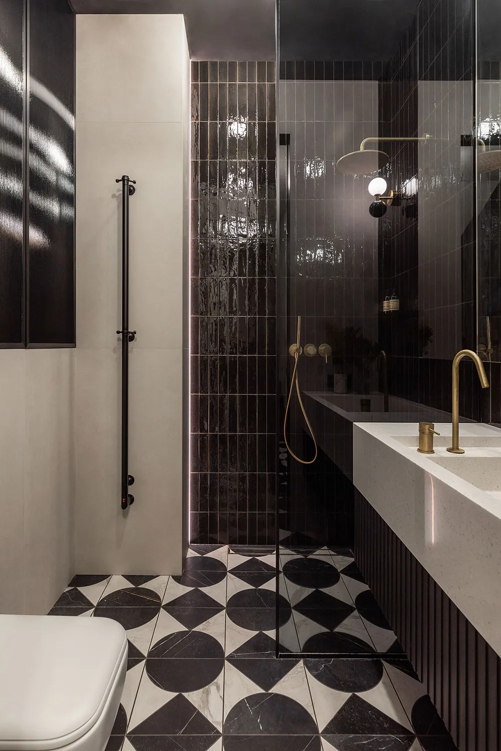 Schwarze Akzente und skandinavische Möbel: Stilvolle Wohnung in Kiew - Gallery image 29