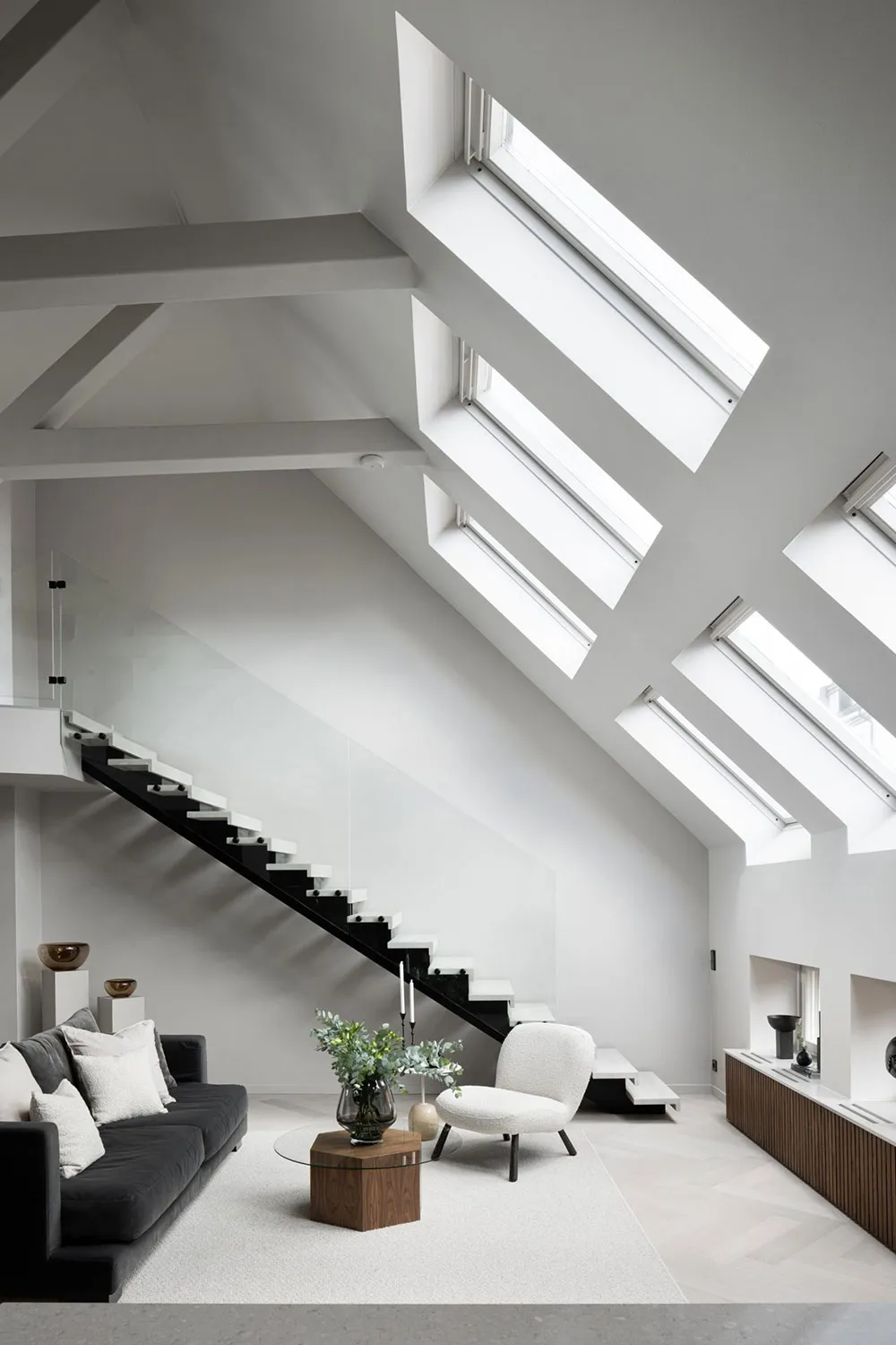 Мансардні вікна та стильний дизайн: вражаючий лофт у Стокгольмі - Gallery image 1