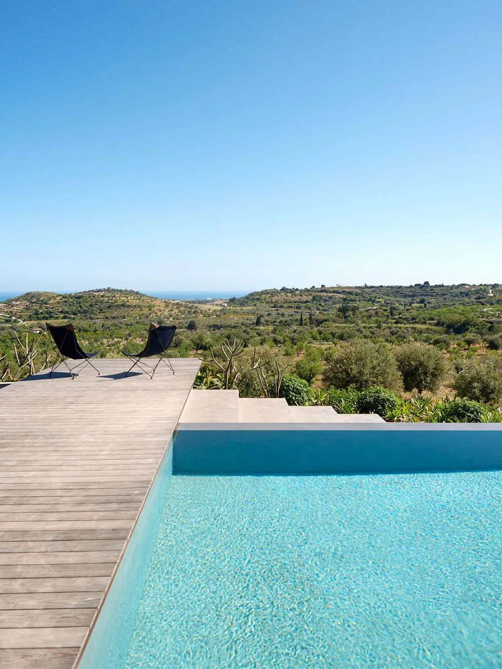 Яркая плитка и стильный дизайн: курортная вилла с бассейном на Сицилии - Gallery image 24