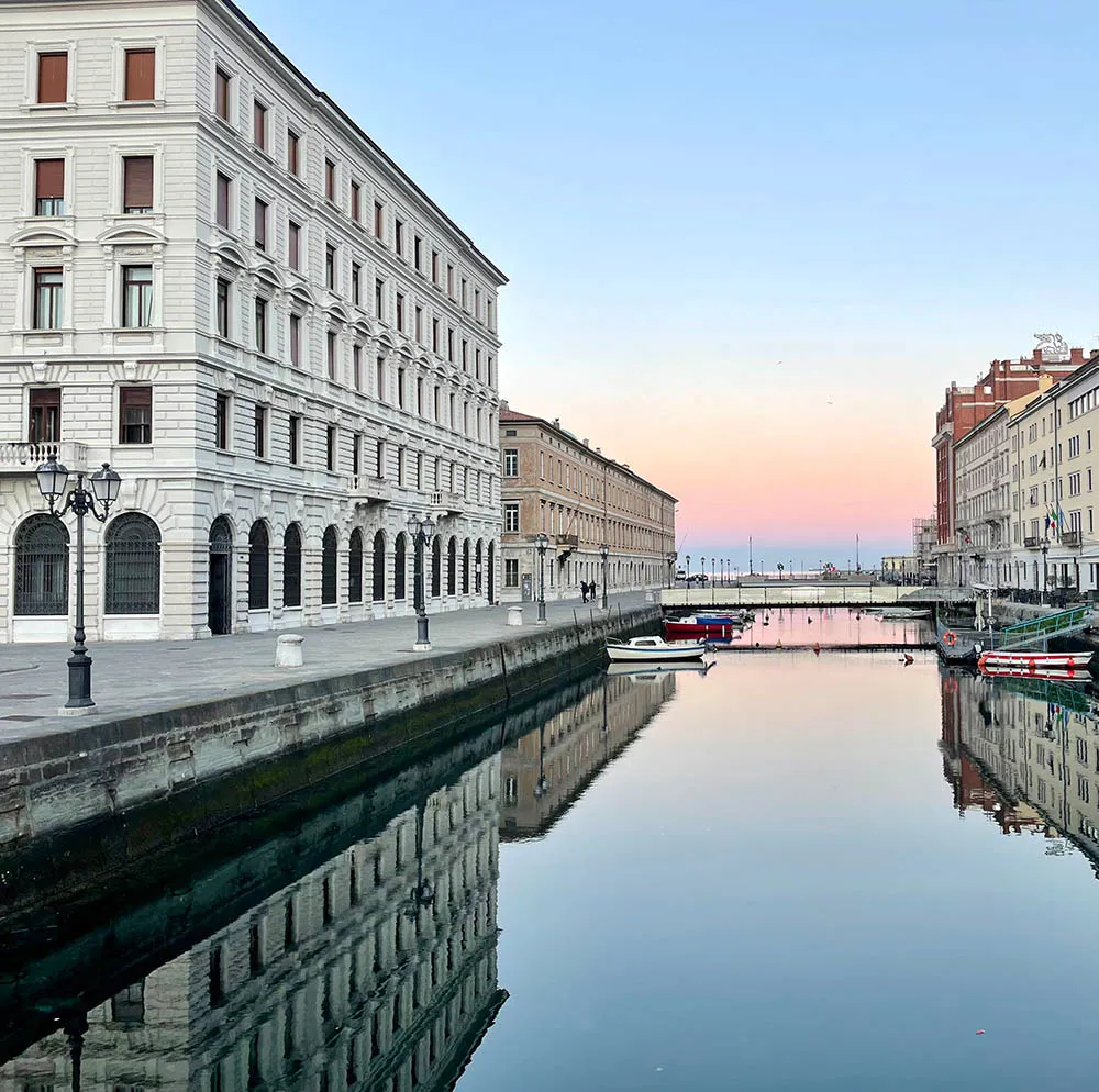 Mueble de diseño y minimalismo elegante: apartamento en edificio histórico en Trieste, Italia - Gallery image 23