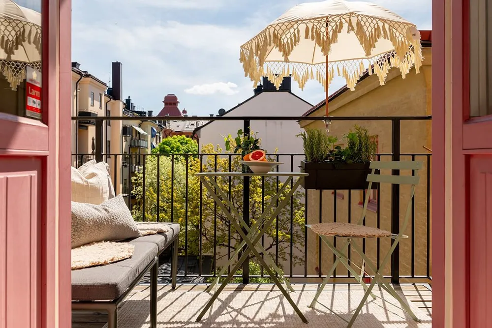 Toro antiguo y sofá manchado: apartamento sueco con decoración ecléctica - Gallery image 14