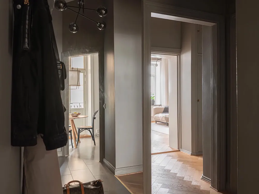 Paredes beige y decoración elegante en una casa sueca (71 m²) - Gallery image 17