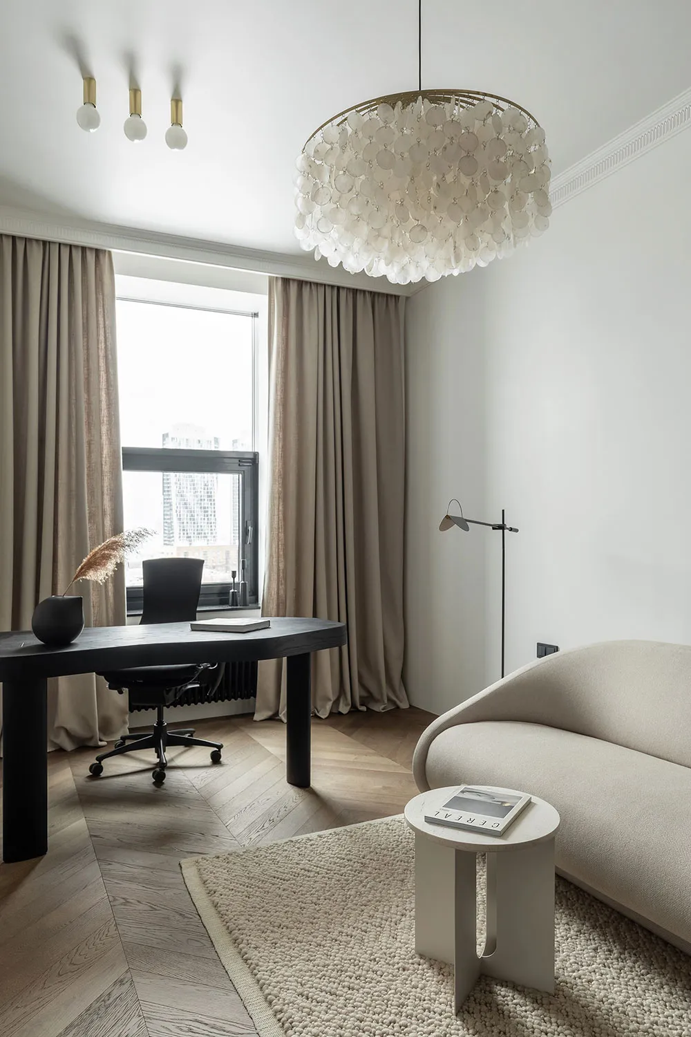 Schwarze Akzente und skandinavische Möbel: Stilvolle Wohnung in Kiew - Gallery image 37