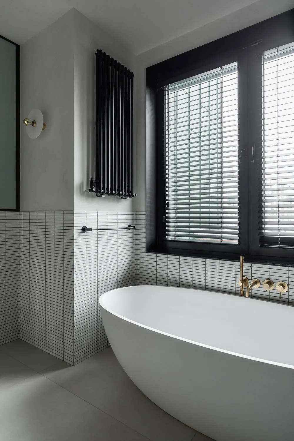 Schwarze Akzente und skandinavische Möbel: Stilvolle Wohnung in Kiew - Gallery image 23