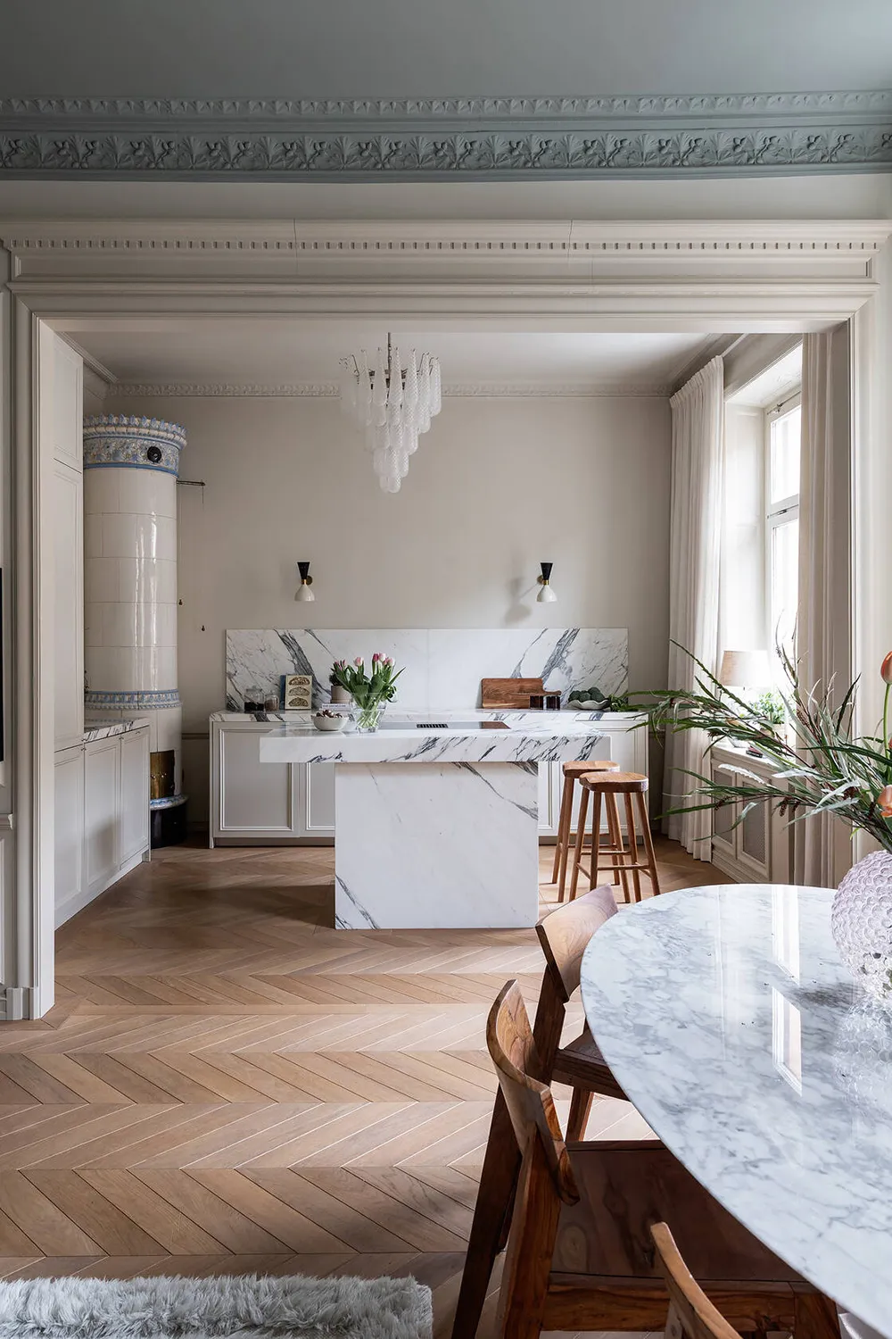 Лепнина, цветной потолок и стильный декор: квартира в Стокгольме (90 кв. м) - Gallery image 4