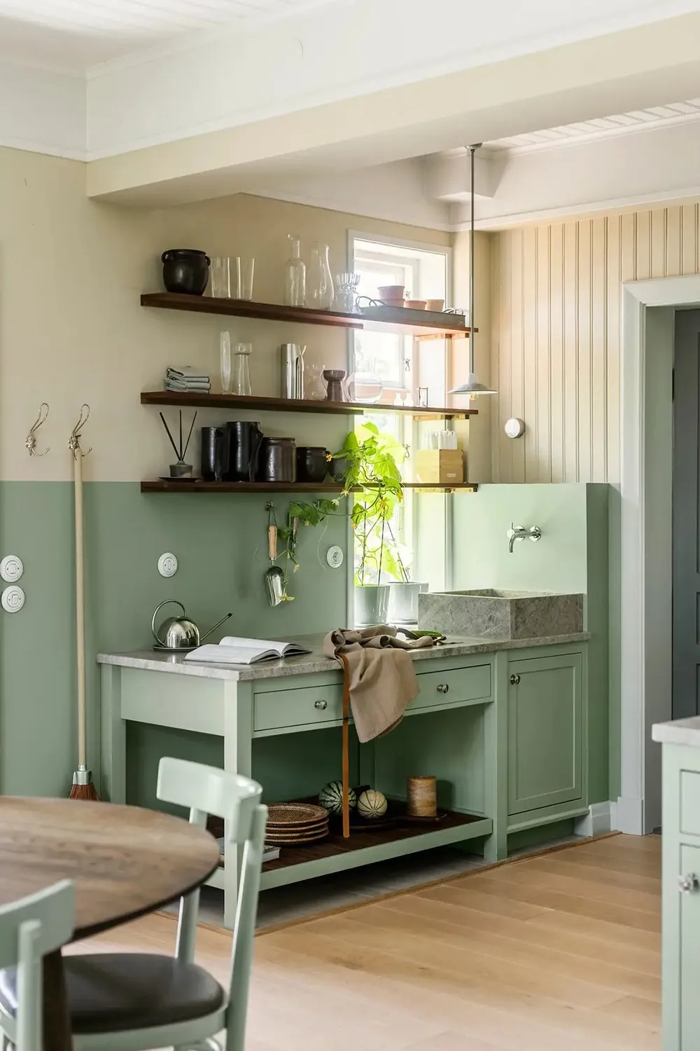 Beaux tons de vert dans le design d'une maison de campagne de 100 ans en Suède - Gallery image 3