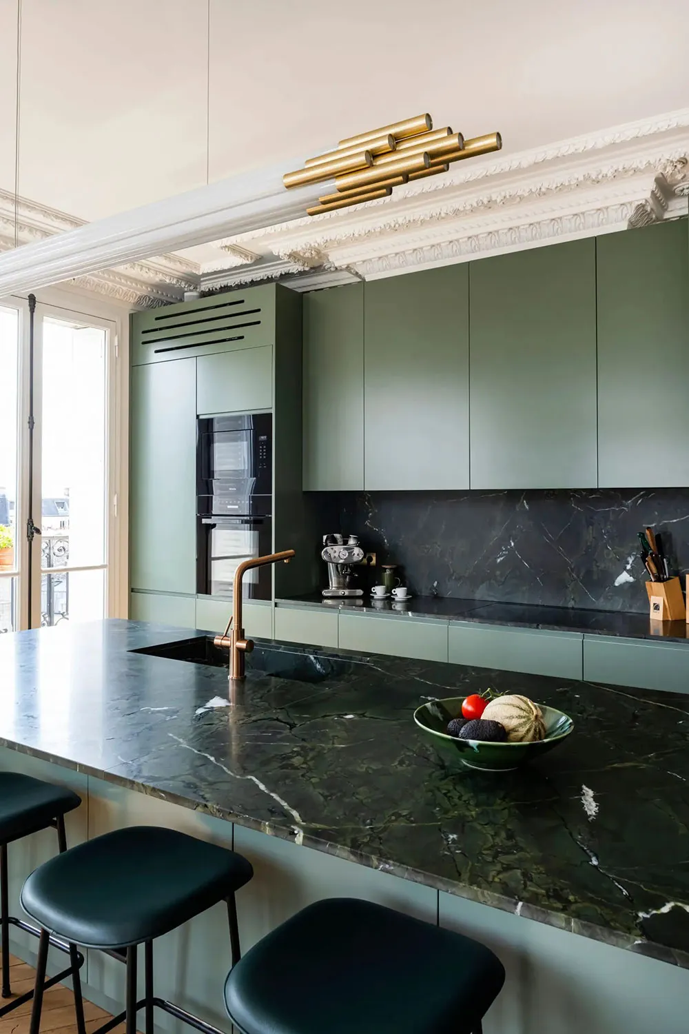 Vert et bleu foncé dans les intérieurs d'une élégante appartement parisien - Gallery image 5