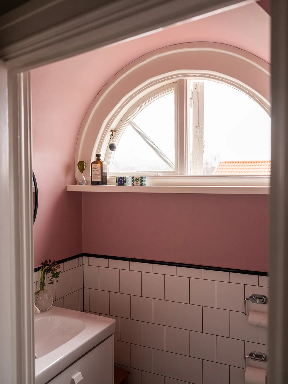 Красиві відтінки в інтер’єрах та зимовий сад: незвичайна дача в Швеції - Gallery image 36