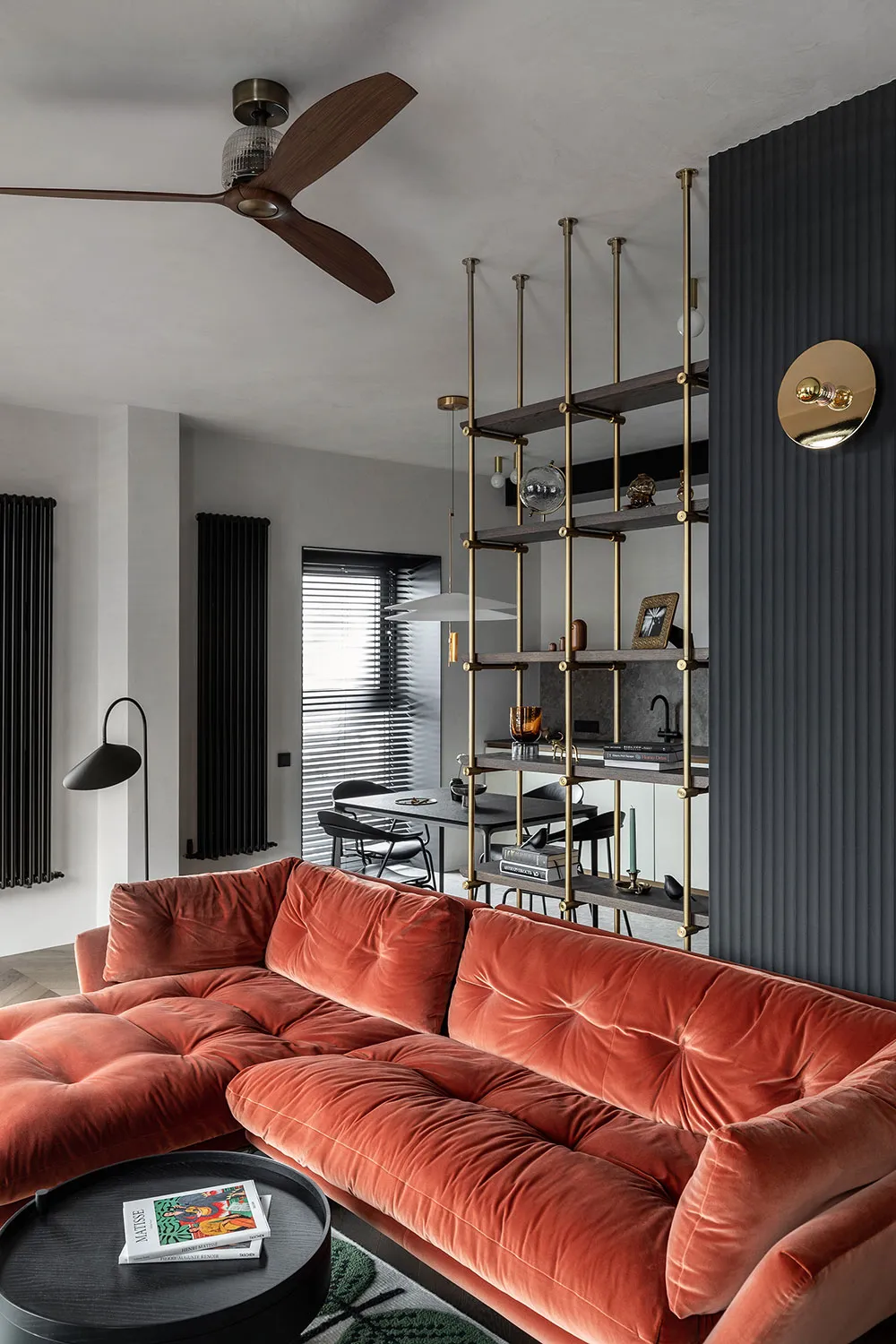 Schwarze Akzente und skandinavische Möbel: Stilvolle Wohnung in Kiew - Gallery image 5