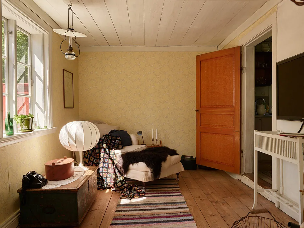 Kleine schwedische Sommerhütte des 18. Jahrhunderts am Waldrand in Schweden - Gallery image 9