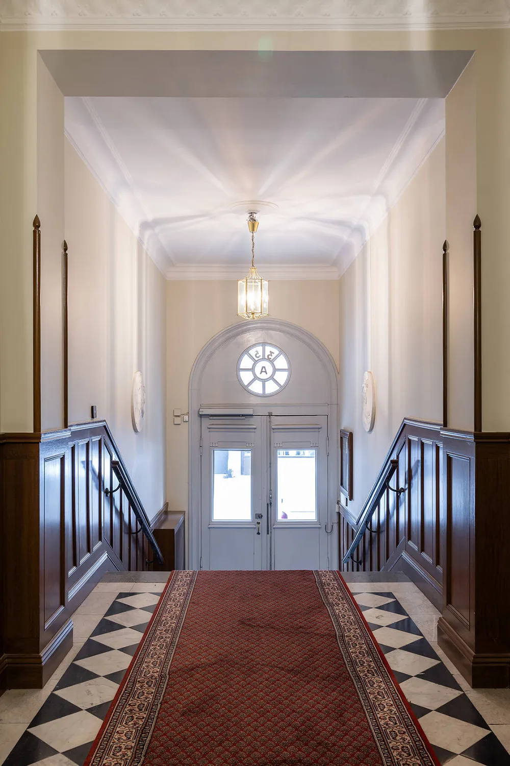 Лепнина, цветной потолок и стильный декор: квартира в Стокгольме (90 кв. м) - Gallery image 23