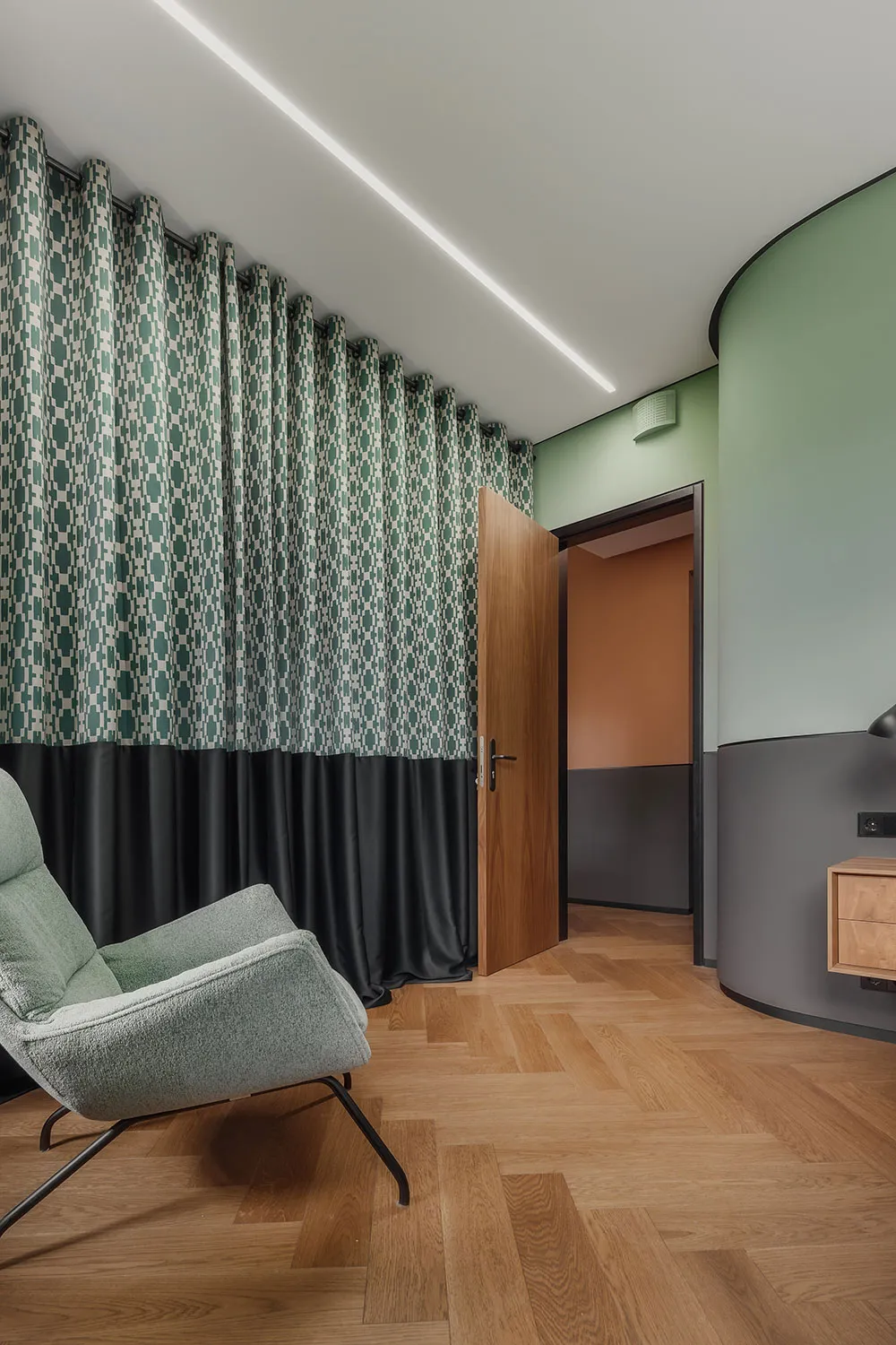 Terracota y oliva: colores hermosos en el diseño de un apartamento inusual en Riga - Gallery image 9