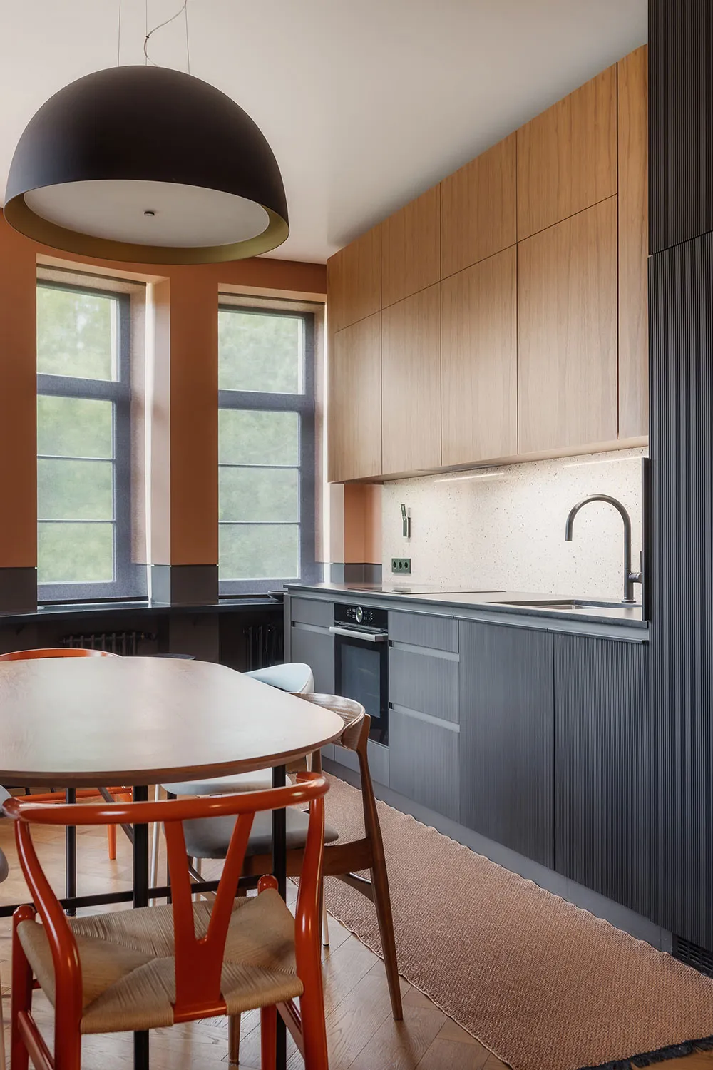 Terracota y oliva: colores hermosos en el diseño de un apartamento inusual en Riga - Gallery image 5