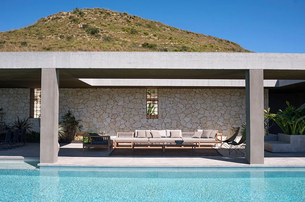 Яркая плитка и стильный дизайн: курортная вилла с бассейном на Сицилии - Gallery image 20