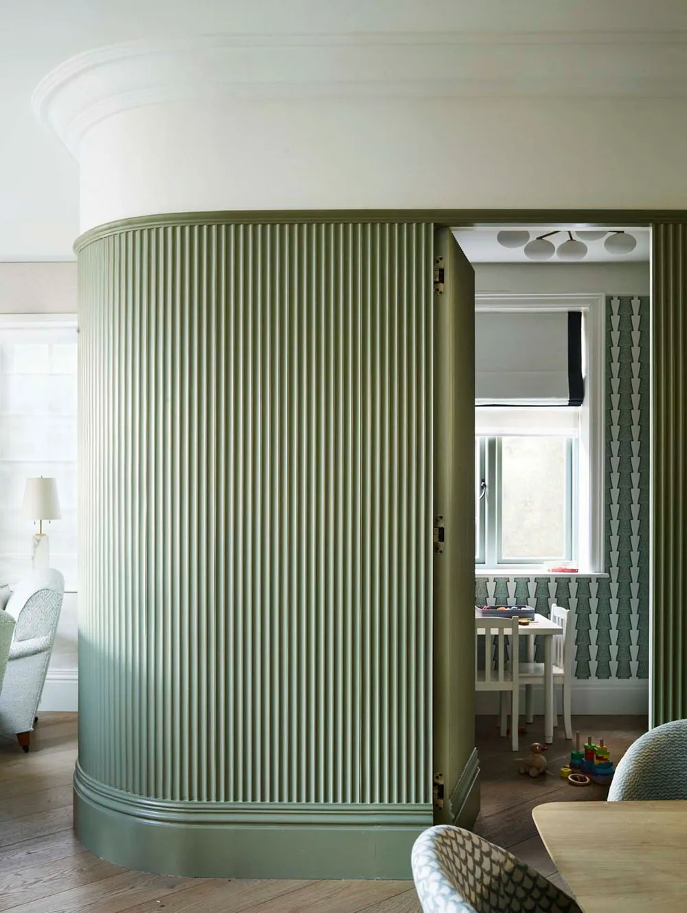 Stylowy i ciepły wnętrze domu rodzinnego w Londynie - Gallery image 7