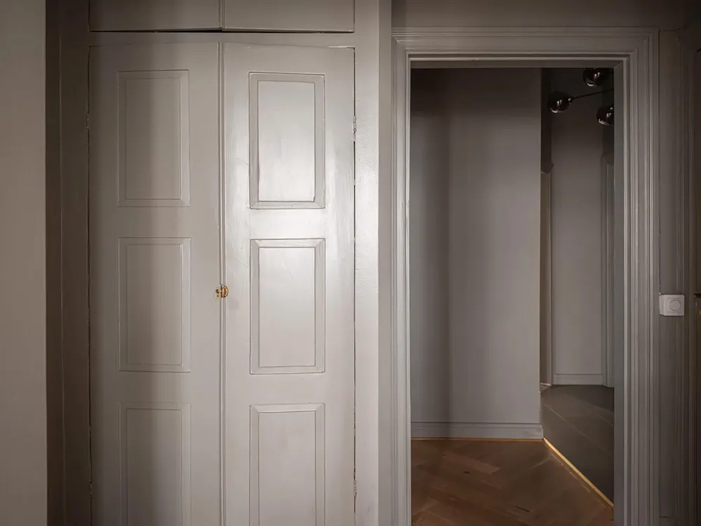 Paredes beige y decoración elegante en una casa sueca (71 m²) - Gallery image 18