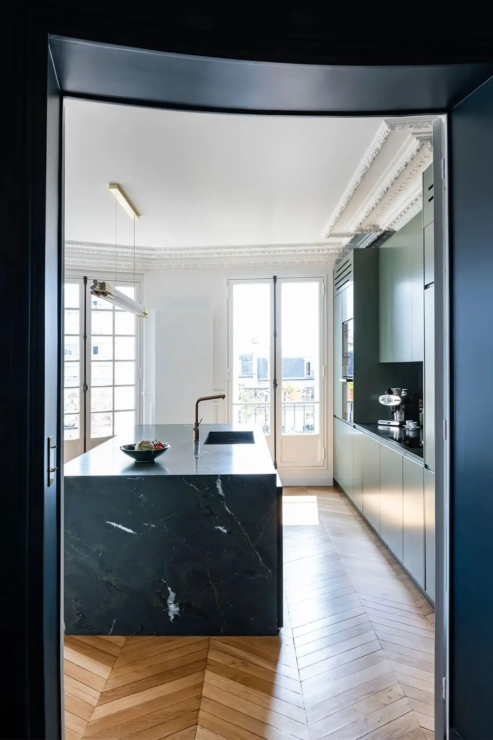 Vert et bleu foncé dans les intérieurs d'une élégante appartement parisien - Gallery image 7