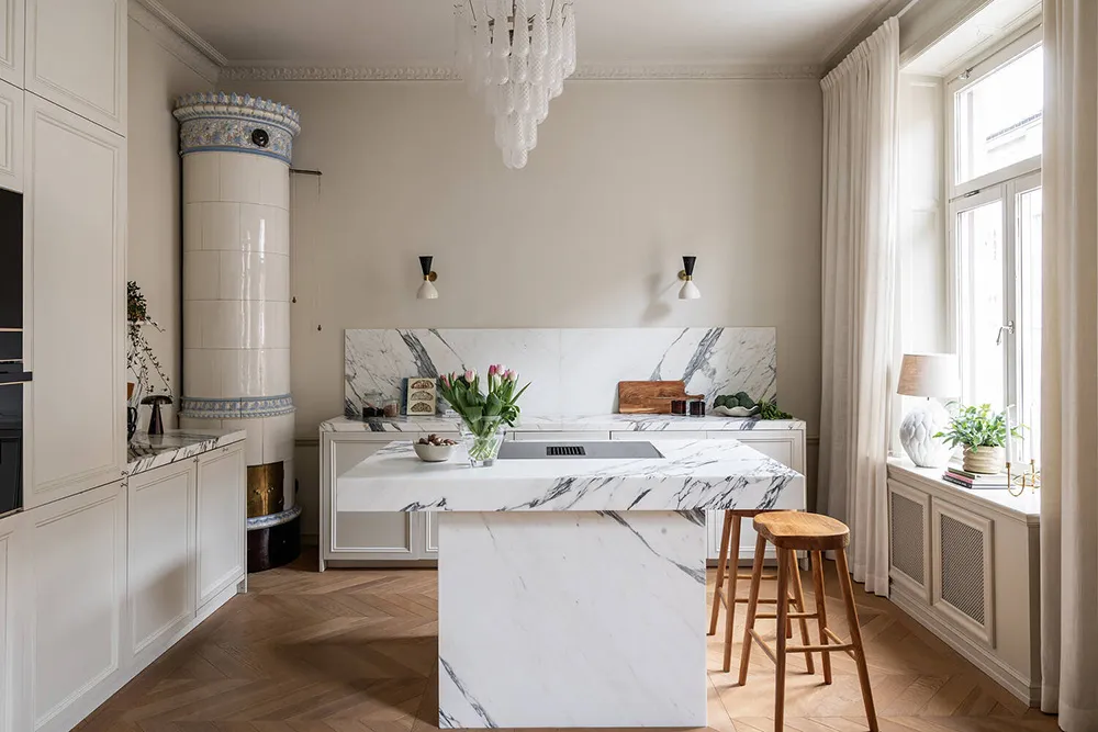 Лепнина, цветной потолок и стильный декор: квартира в Стокгольме (90 кв. м) - Gallery image 5