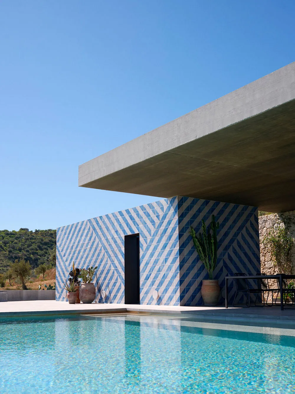 Яркая плитка и стильный дизайн: курортная вилла с бассейном на Сицилии - Gallery image 5