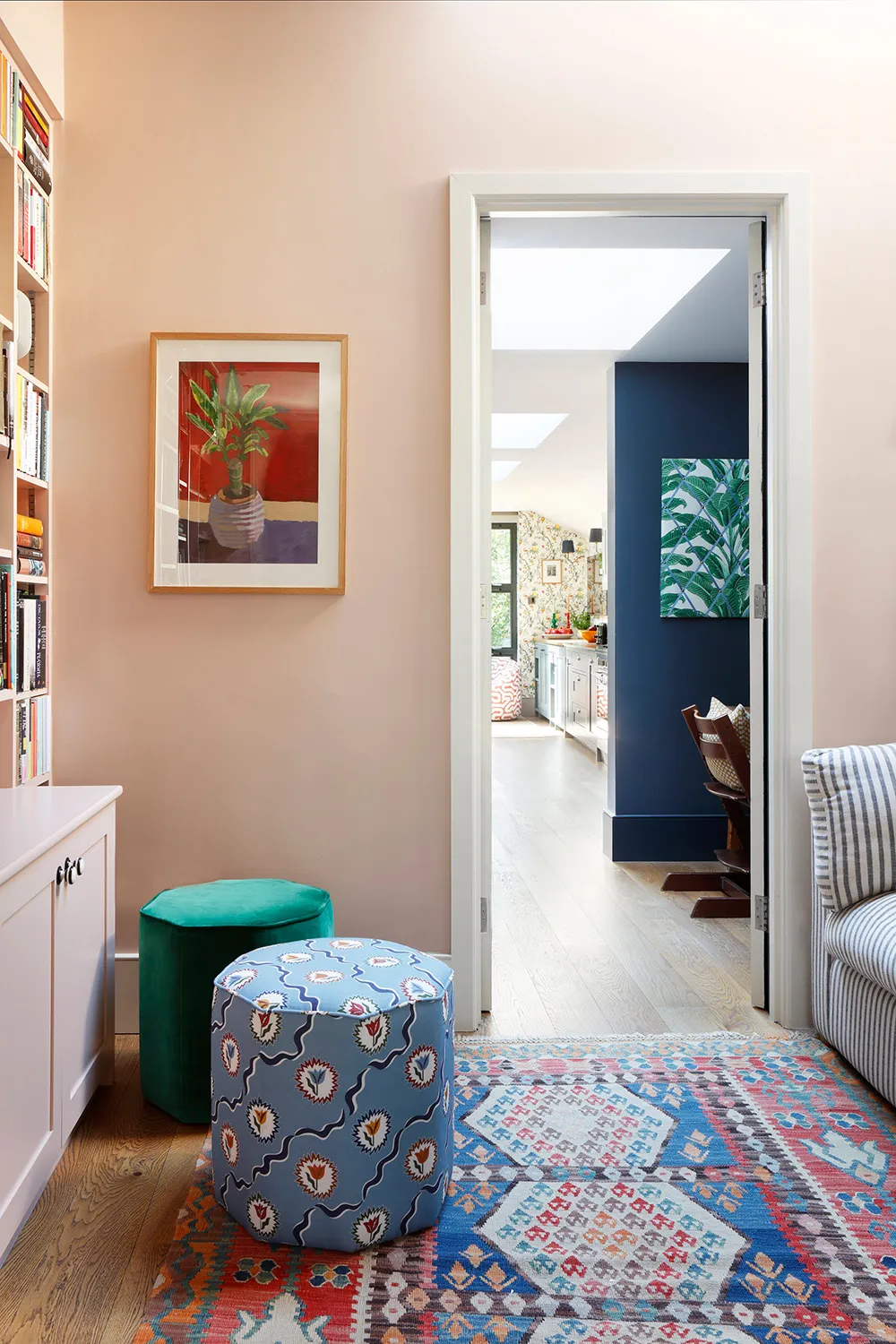 Interior inglés acogedor en tonos elegantes - Gallery image 5