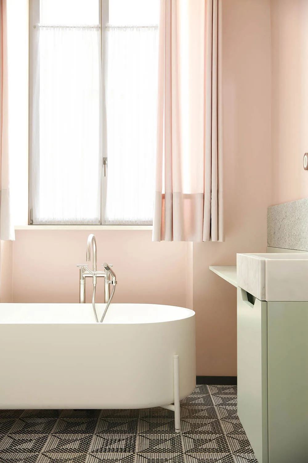 Mueble de diseño y minimalismo elegante: apartamento en edificio histórico en Trieste, Italia - Gallery image 20