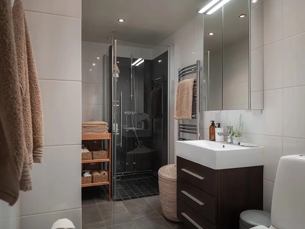 Paredes beige y decoración elegante en una casa sueca (71 m²) - Gallery image 19