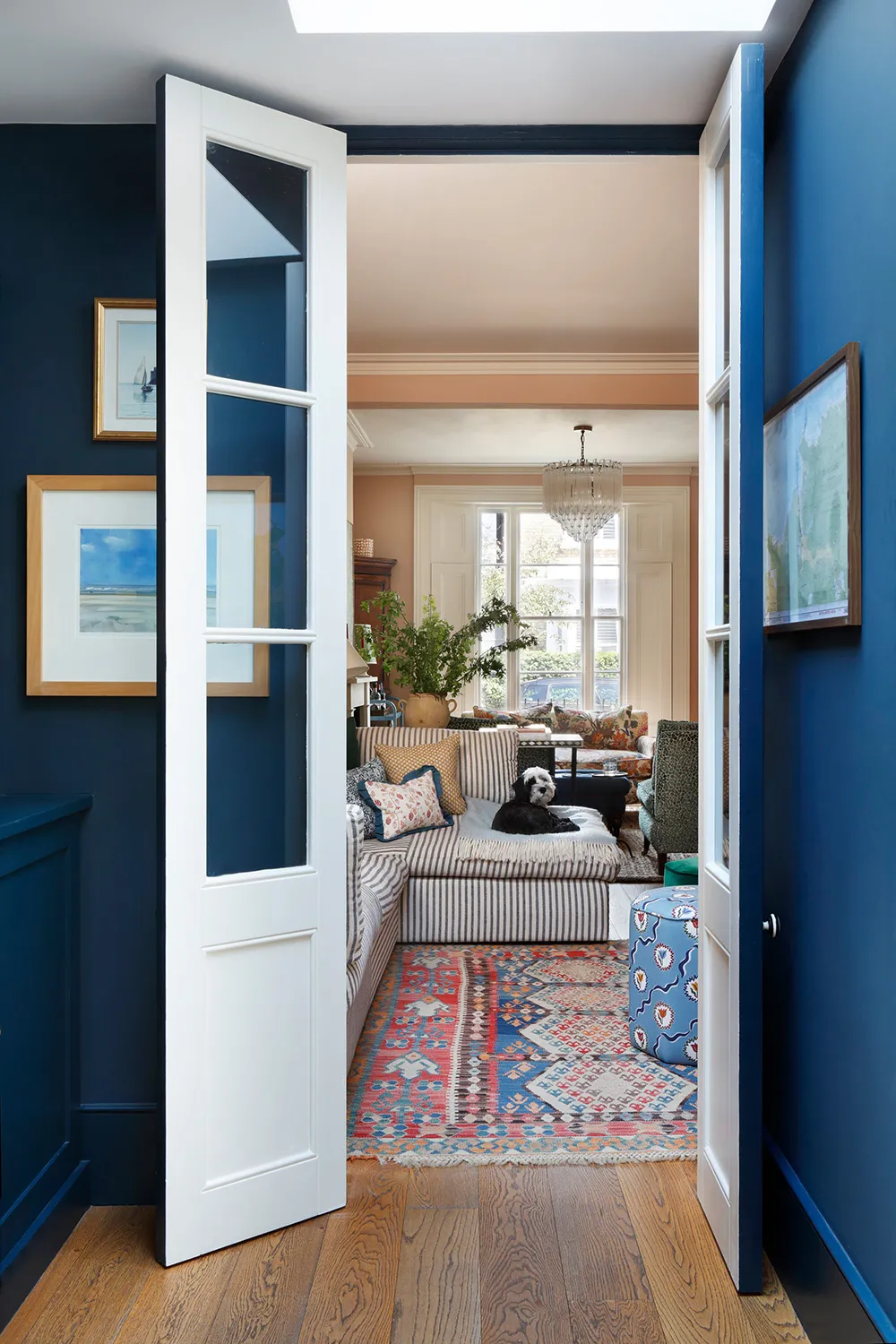 Interior inglés acogedor en tonos elegantes - Gallery image 12