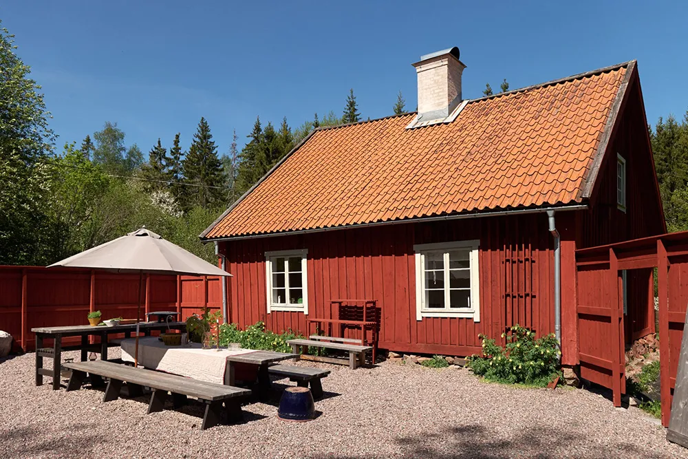 Kleine schwedische Sommerhütte des 18. Jahrhunderts am Waldrand in Schweden - Gallery image 22