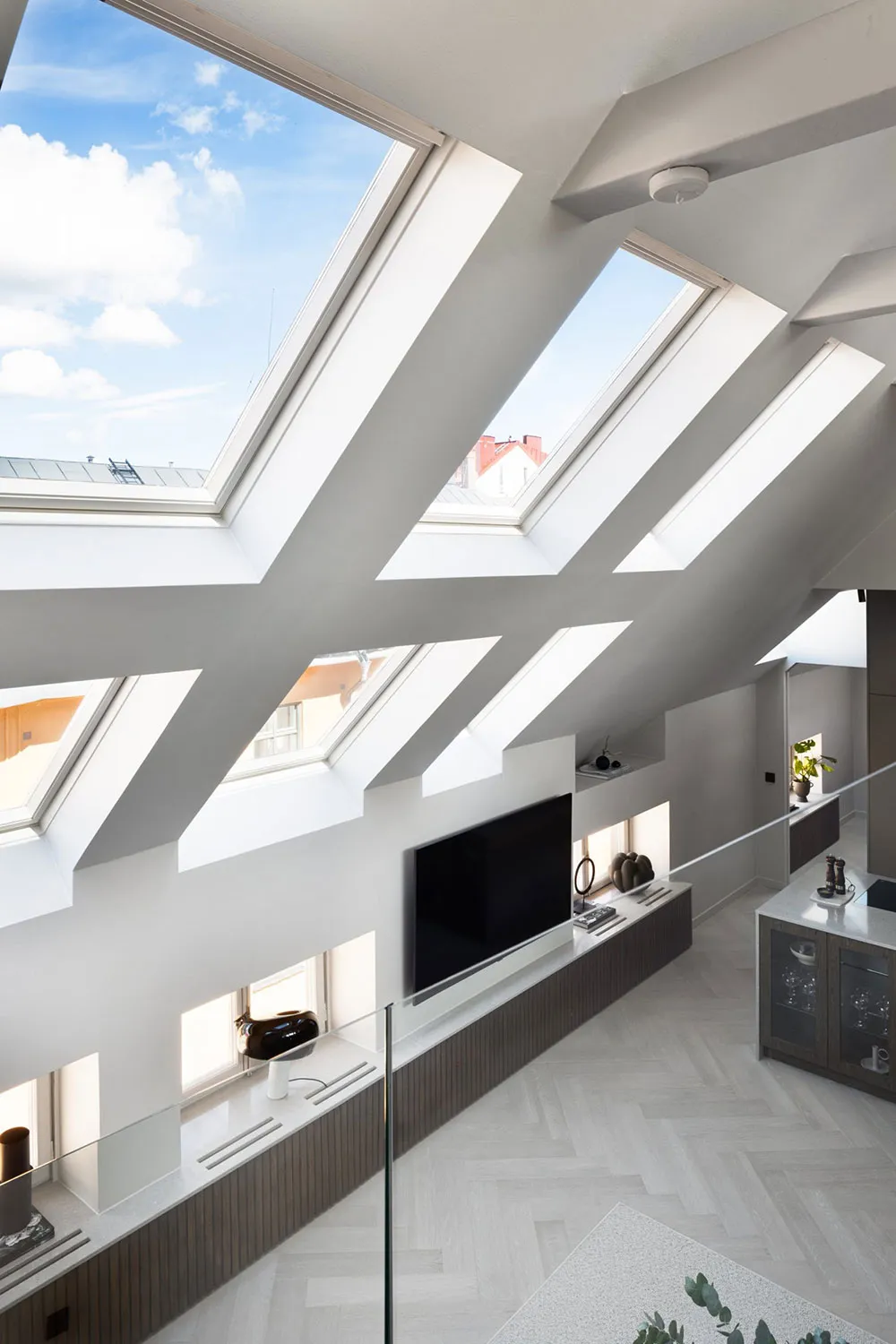 Мансардні вікна та стильний дизайн: вражаючий лофт у Стокгольмі - Gallery image 12