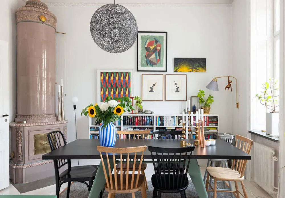 Mar de impresiones y posters en el interior de un apartamento escandinavo blanco - Gallery image 3