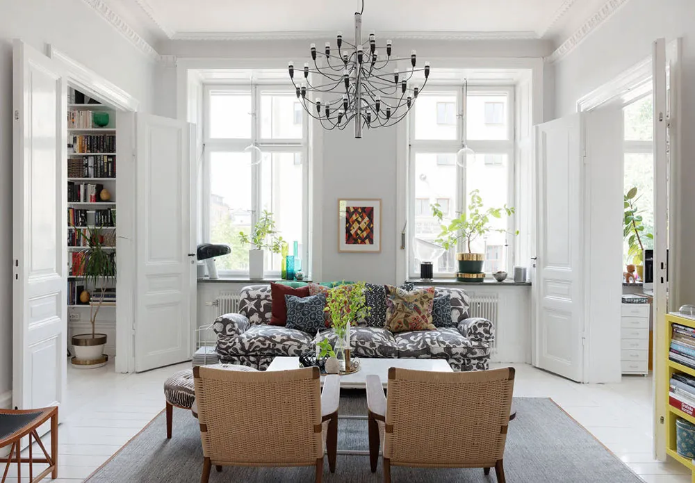 Mar de impresiones y posters en el interior de un apartamento escandinavo blanco - Gallery image 2