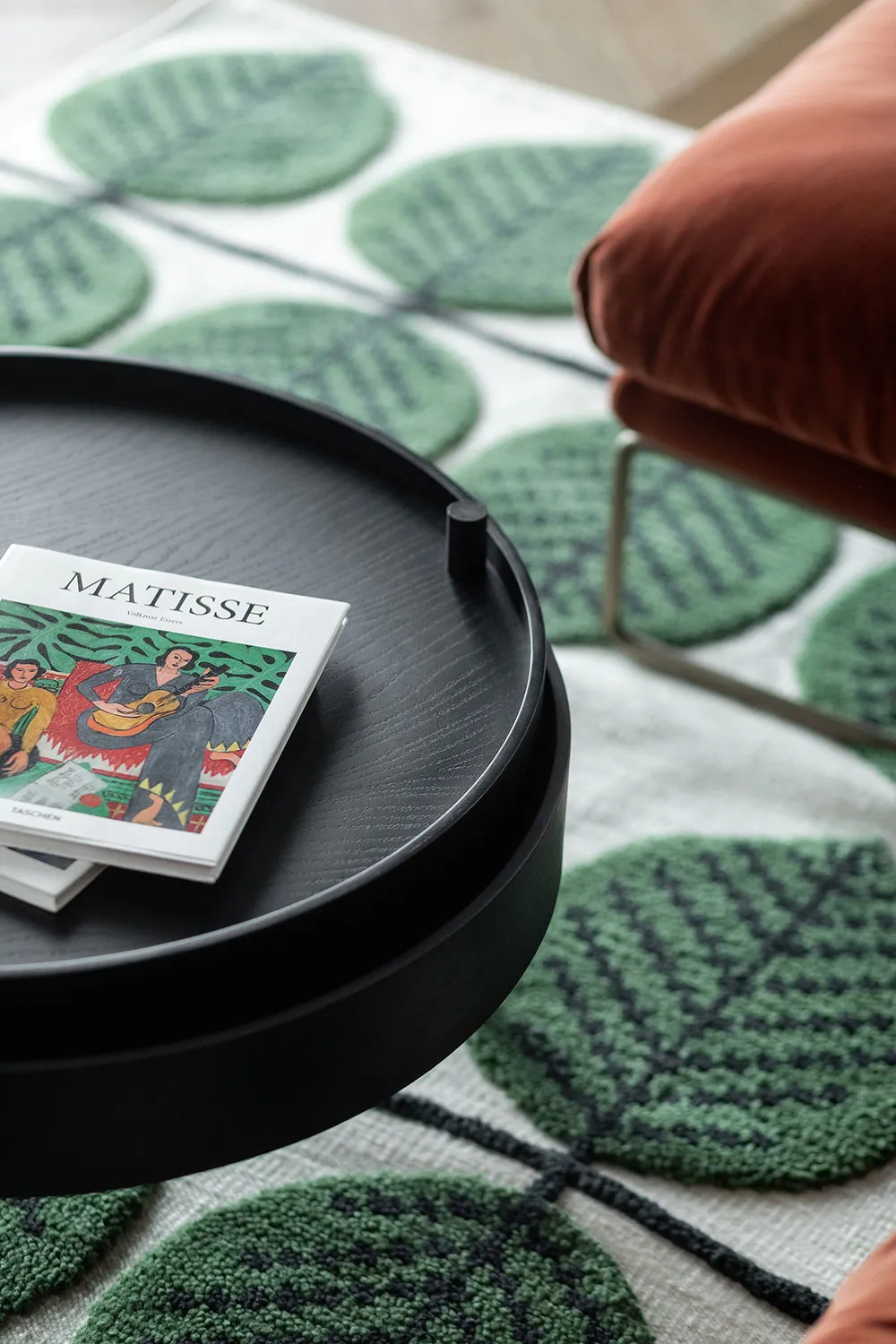 Schwarze Akzente und skandinavische Möbel: Stilvolle Wohnung in Kiew - Gallery image 14