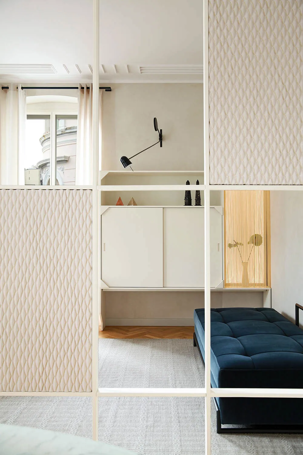 Mueble de diseño y minimalismo elegante: apartamento en edificio histórico en Trieste, Italia - Gallery image 5