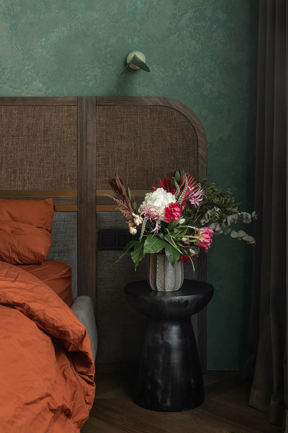 Schwarze Akzente und skandinavische Möbel: Stilvolle Wohnung in Kiew - Gallery image 26