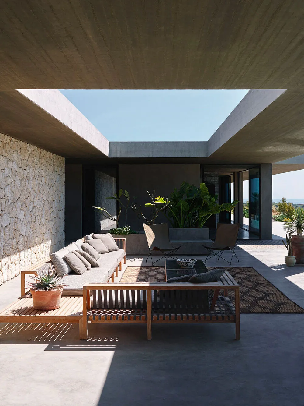 Яркая плитка и стильный дизайн: курортная вилла с бассейном на Сицилии - Gallery image 19