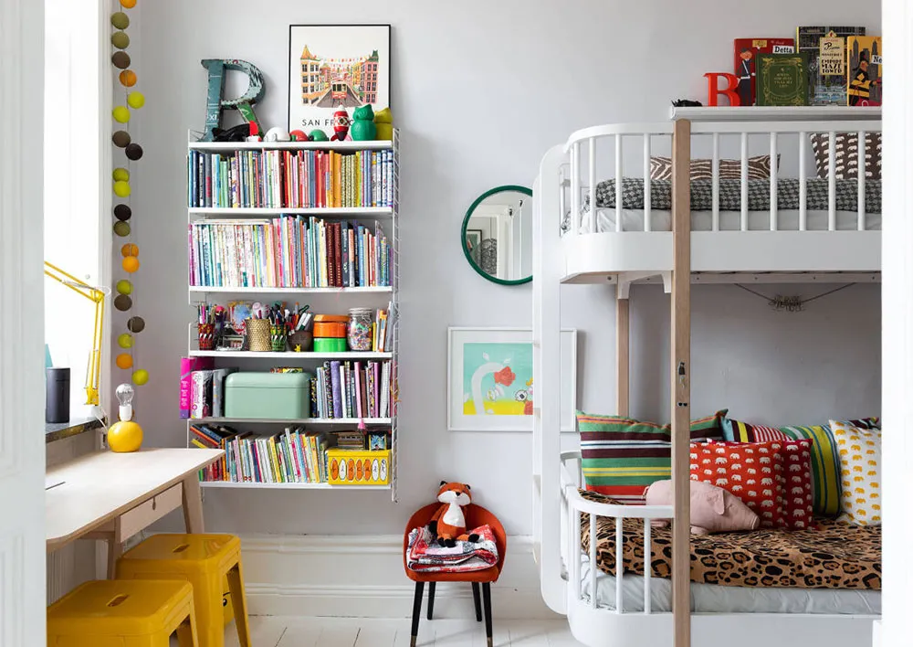 Mar de impresiones y posters en el interior de un apartamento escandinavo blanco - Gallery image 11