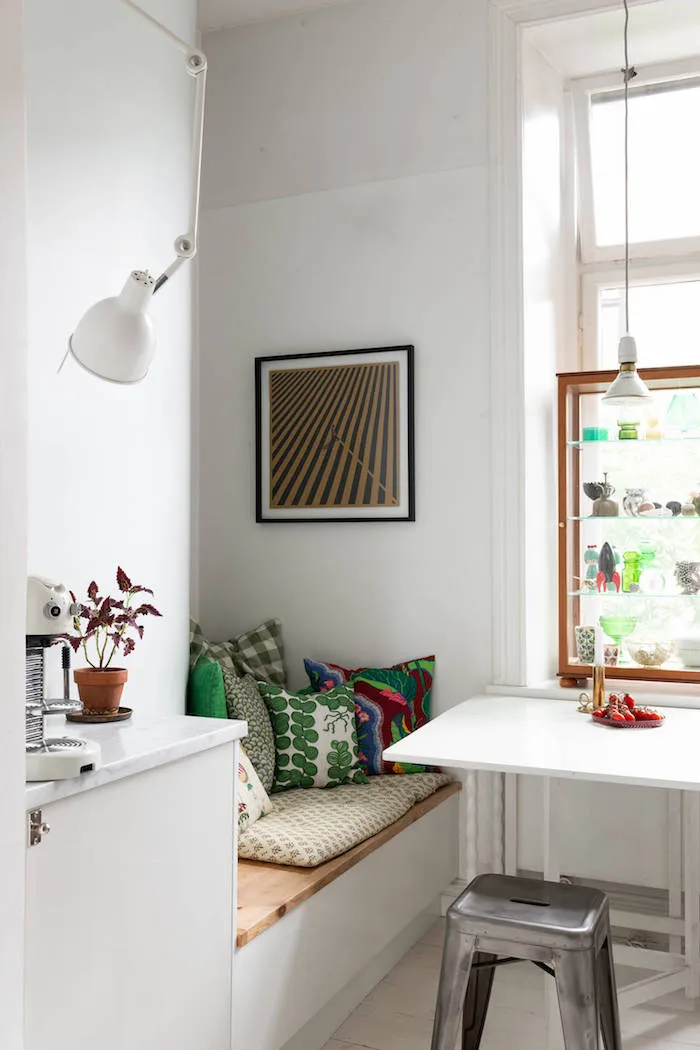 Mar de impresiones y posters en el interior de un apartamento escandinavo blanco - Gallery image 6