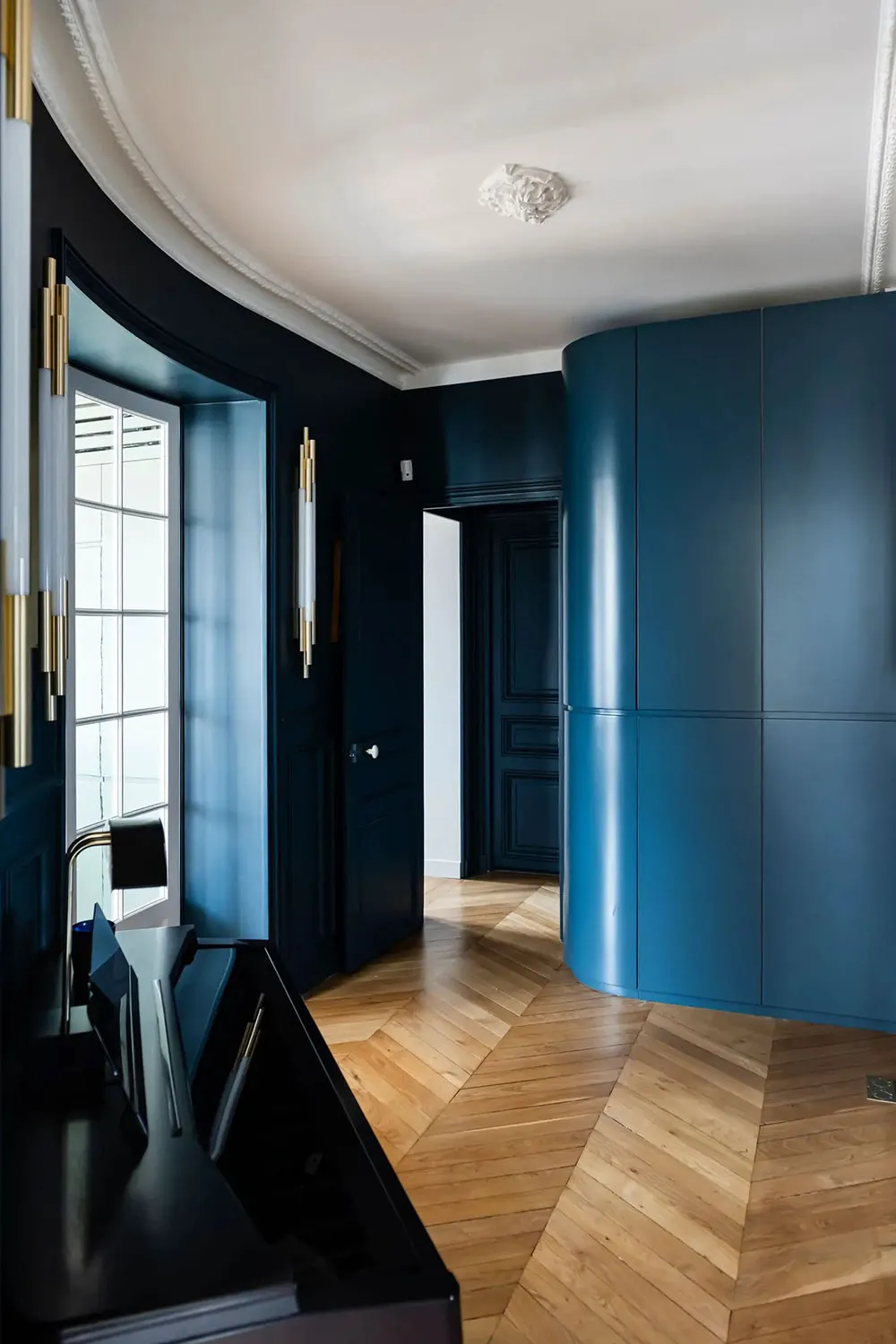 Vert et bleu foncé dans les intérieurs d'une élégante appartement parisien - Gallery image 10