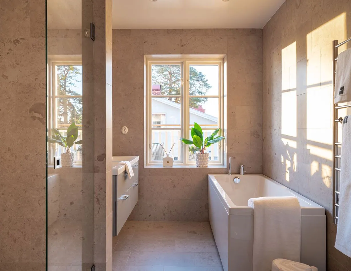 Élégants intérieurs modernes de cottage lacustre en Suède - Gallery image 13