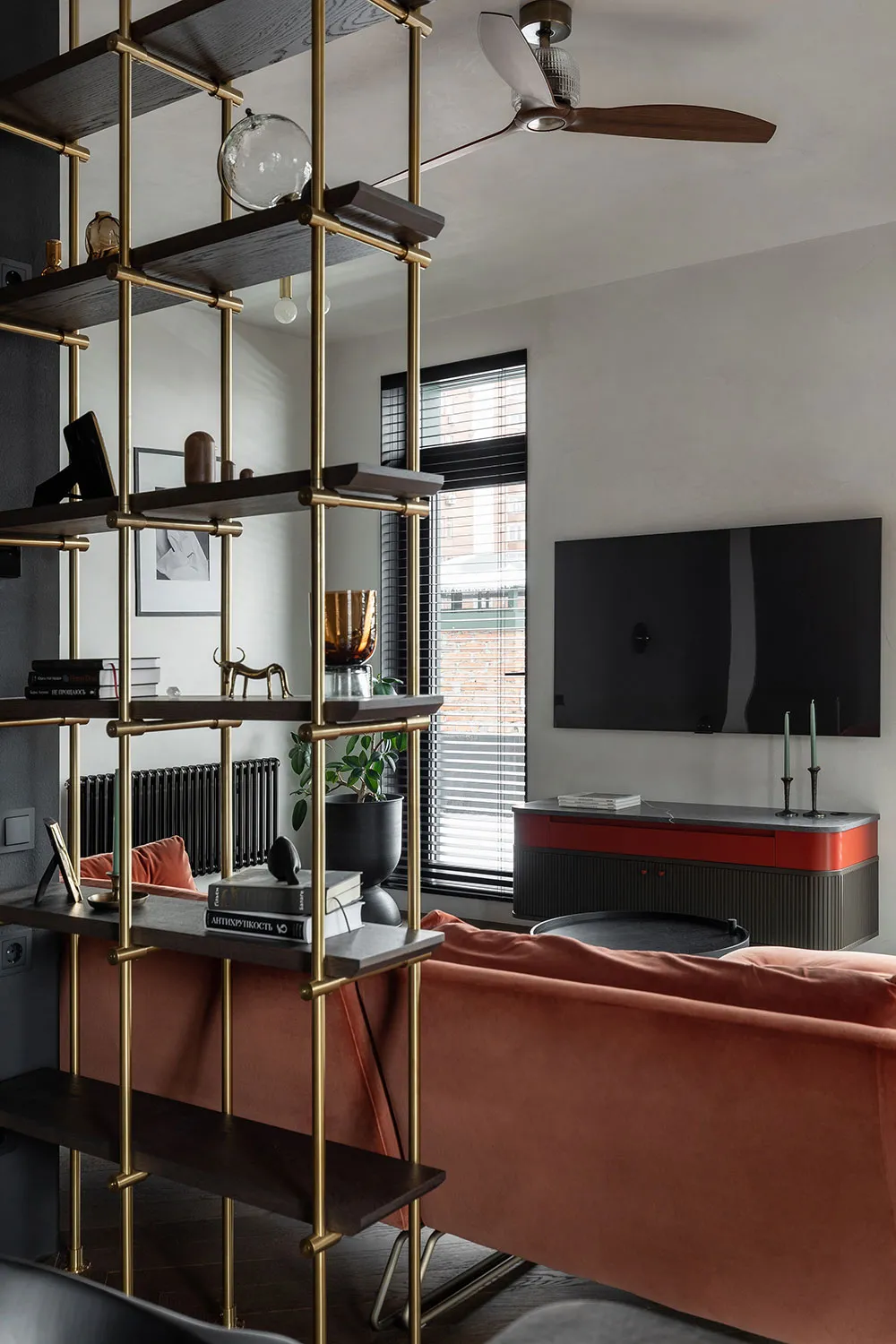 Schwarze Akzente und skandinavische Möbel: Stilvolle Wohnung in Kiew - Gallery image 3