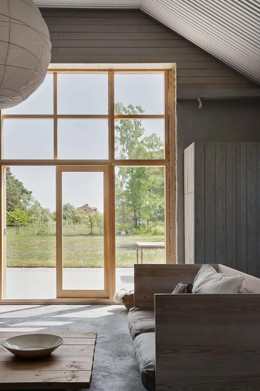Une maison de camp élégante et confortable dans un ancien dépôt de locomotives sur l'île Gotland - Gallery image 3