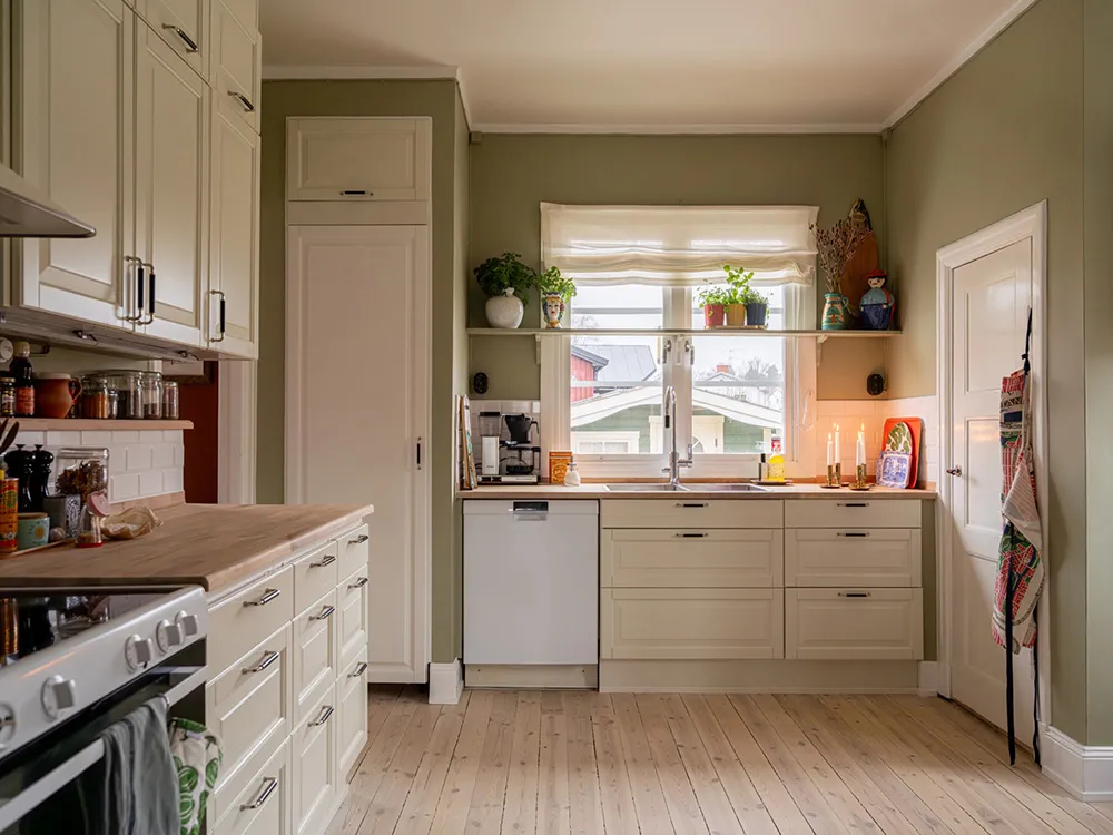 Красиві відтінки в інтер’єрах та зимовий сад: незвичайна дача в Швеції - Gallery image 16