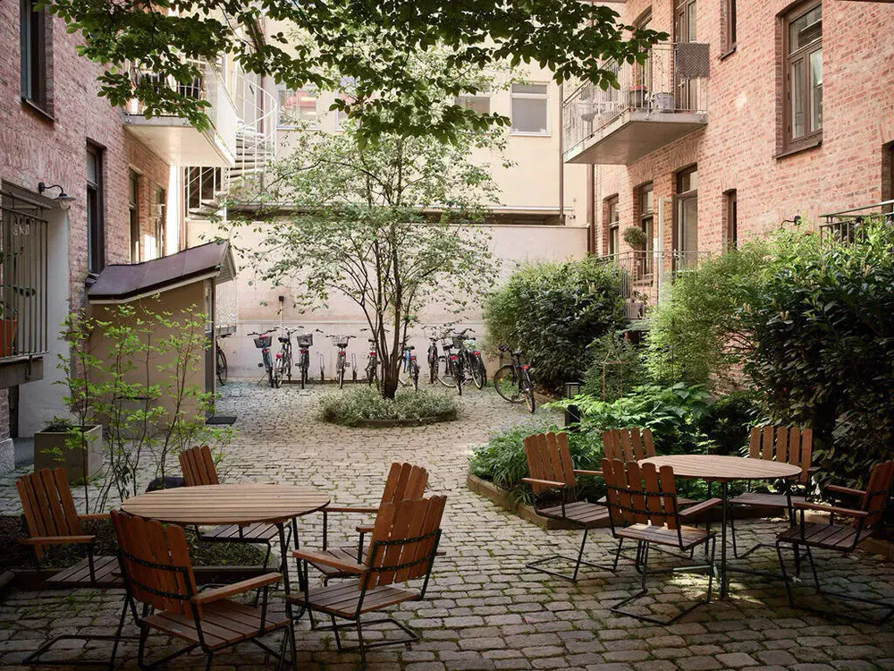 Paredes beige y decoración elegante en una casa sueca (71 m²) - Gallery image 21